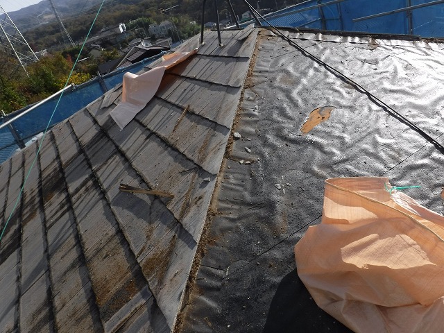 下地が剥き出しの屋根